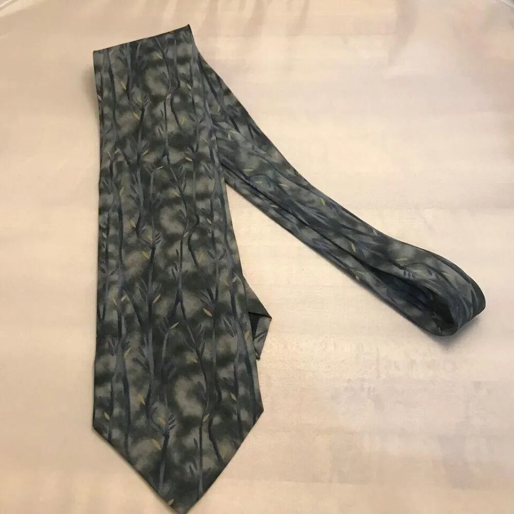 #1201 VTG GEOFFREY BEENE GRAY PRINT SILK NECKTIE 55 IN x 4  IN